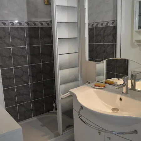 Confortable 2 Pieces Avec Parking Prive Et Terrasse - Saint-cyprien - Fr-1-225d-116 *